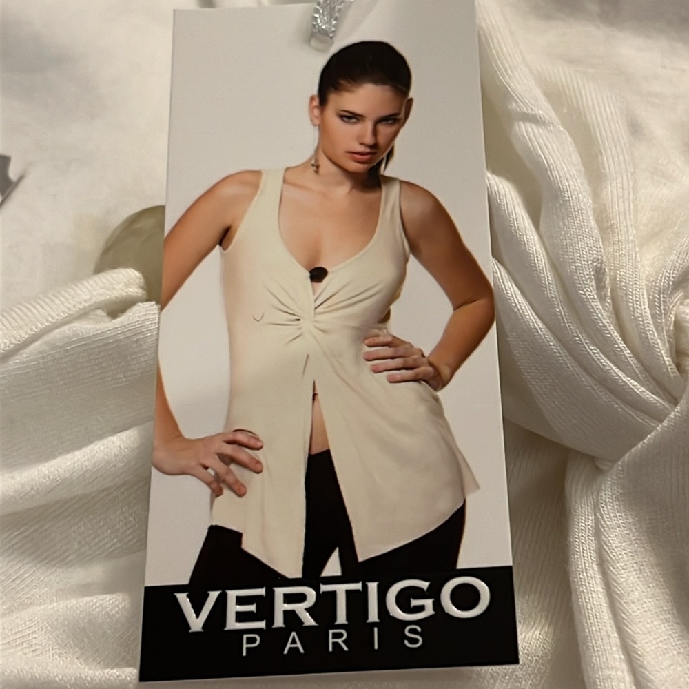 Vertigo NWT White Sleeveless Top. V-neck & Split below bust line. Sz XL